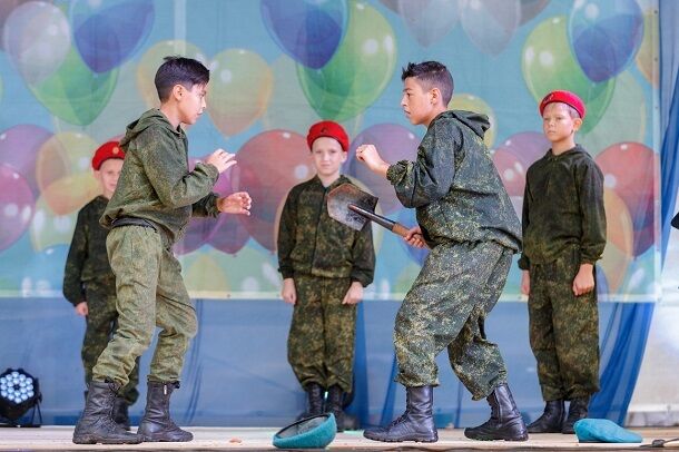 ''Стреляли'' друг в друга: сеть взбудоражили фото ''военного'' концерта с детьми в Крыму