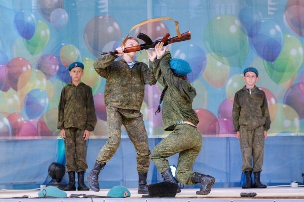 ''Стреляли'' друг в друга: сеть взбудоражили фото ''военного'' концерта с детьми в Крыму