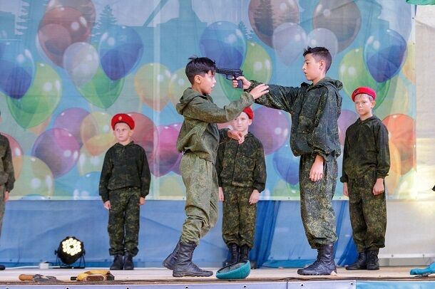 ''Стріляли'' один в одного: мережу розбурхали фото ''військового'' концерту з дітьми в Криму
