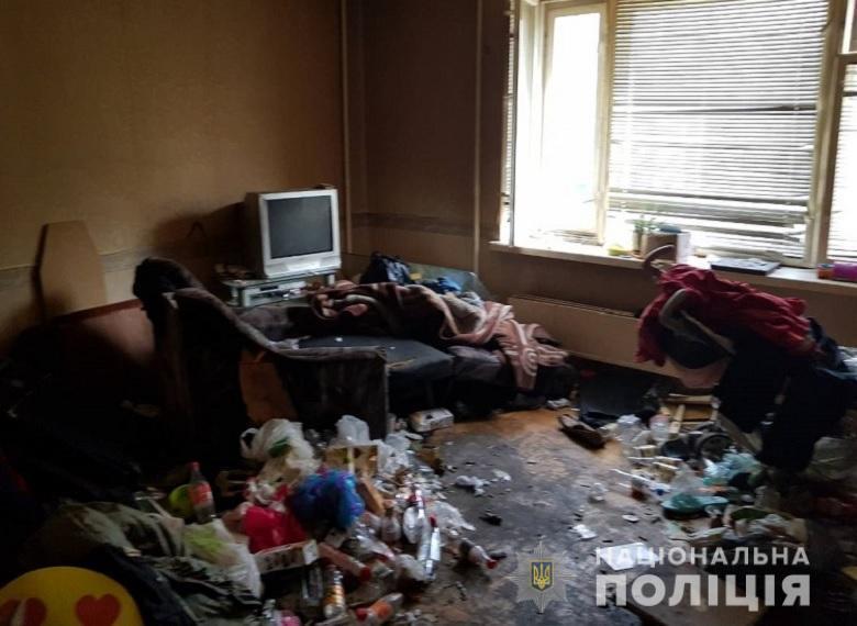 В Киеве ребенка спасли из неблагополучной семьи: появились фото
