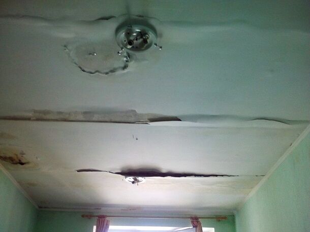 Дырку в крыше триколором накройте: в сети показали жуткие фото больницы в Крыму