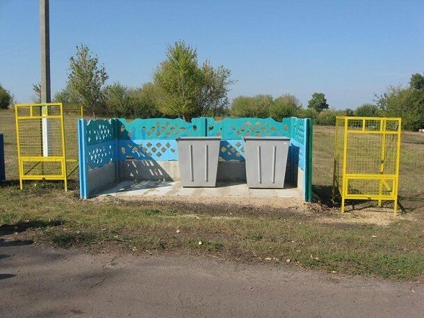Забыли позвать президента: сеть повеселили фото пафосного открытия остановки и мусорников под Харьковом