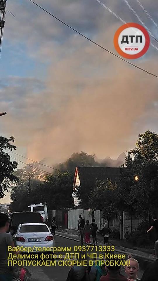 У Києві спалахнула потужна пожежа в багатоповерховому будинку: фото з місця НП