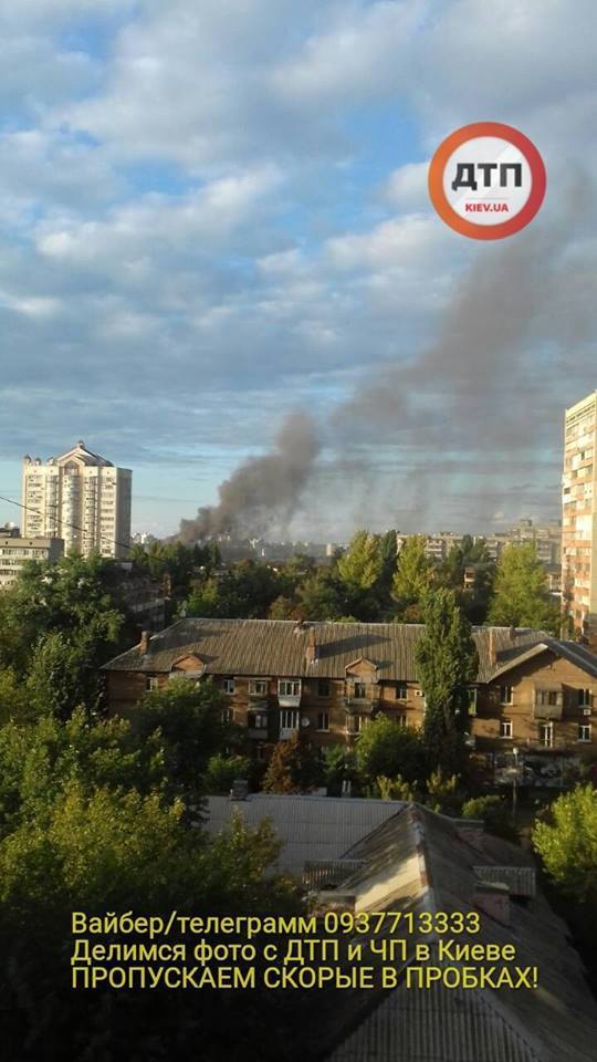 В Киеве вспыхнул мощный пожар в многоэтажном доме: фото с места ЧП