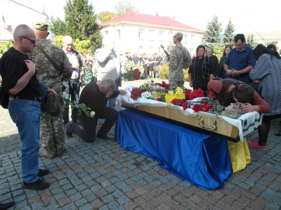 Під Хмельницьким попрощалися із загиблим на Донбасі військовим: з'явилися фото