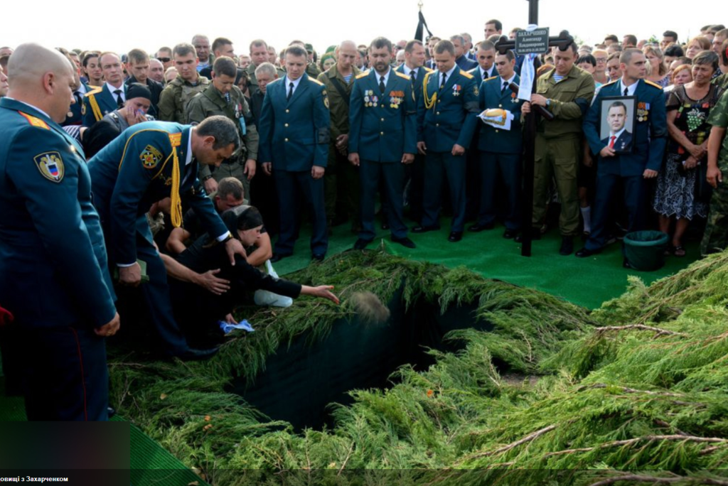 Теперь с ''Гиви'' и ''Моторолой'': опубликованы фото похорон Захарченко