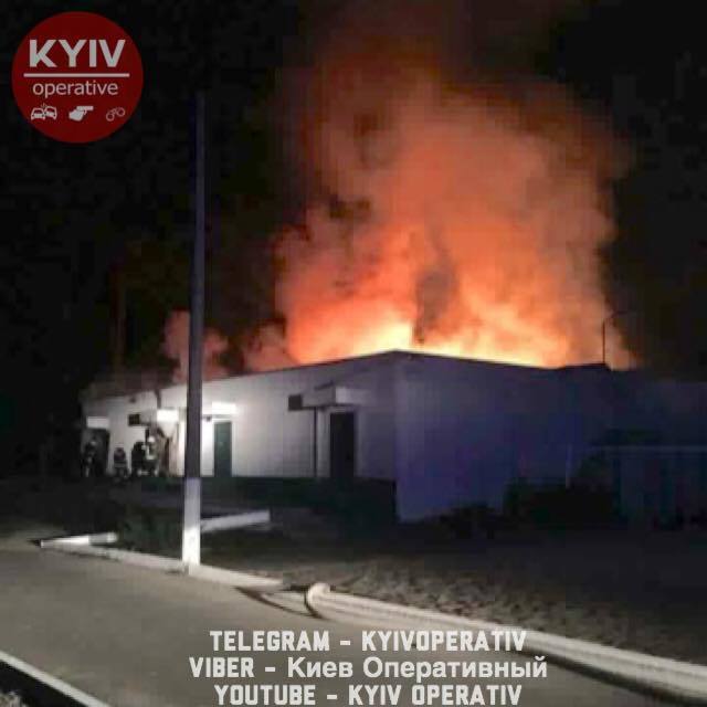 Стало известно о поджоге учебного центра Нацполиции в Киеве: фото пожара