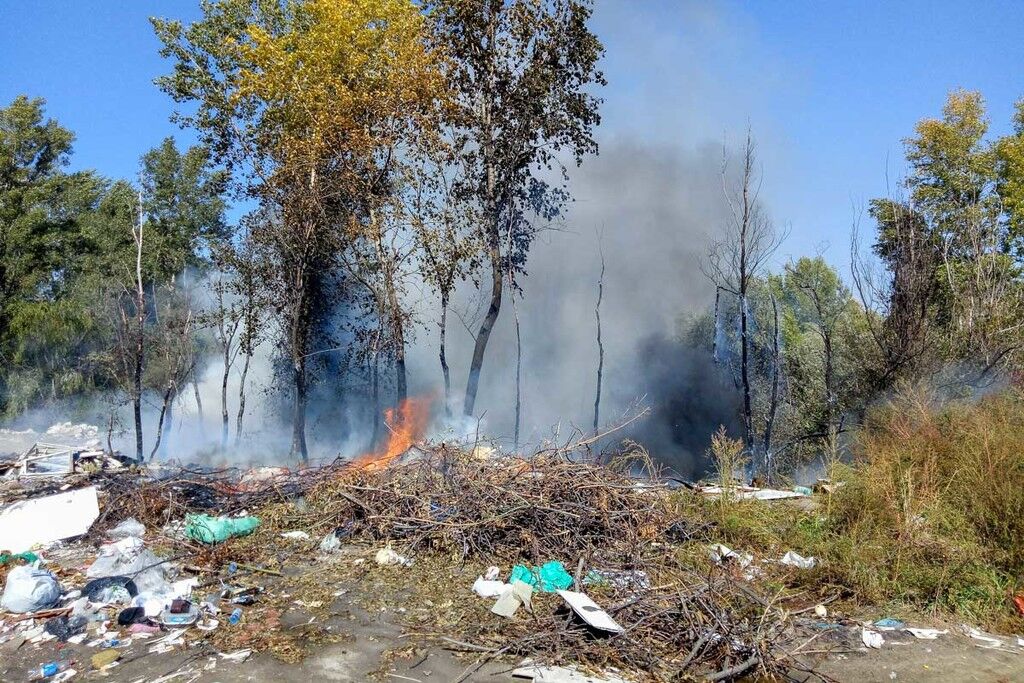 У Києві весь день горять звалища: фото і відео потужних пожеж
