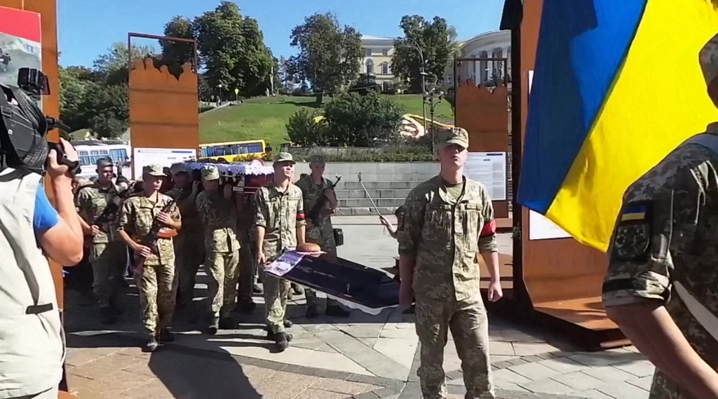 У Києві попрощалися із загиблим на Донбасі військовим: зворушливі фото