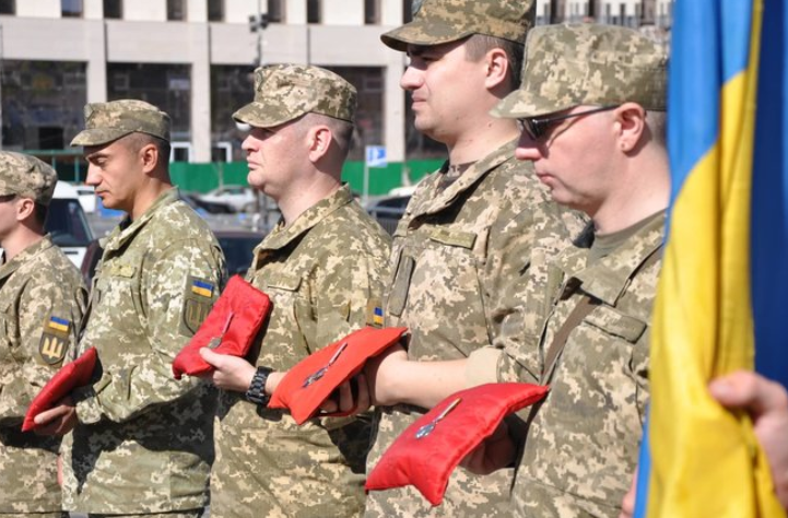 В Киеве простились с погибшим на Донбассе военным: трогательные фото