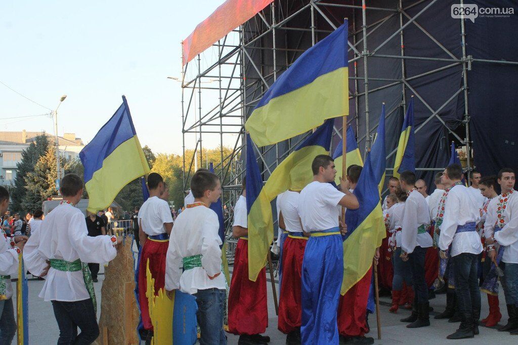 На освобожденном Донбассе под флагами Украины с размахом отметили день города: видео