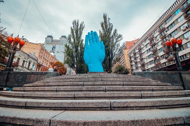 Рука, яка ніколи не крала: новий пам'ятник в Києві повеселив мережу
