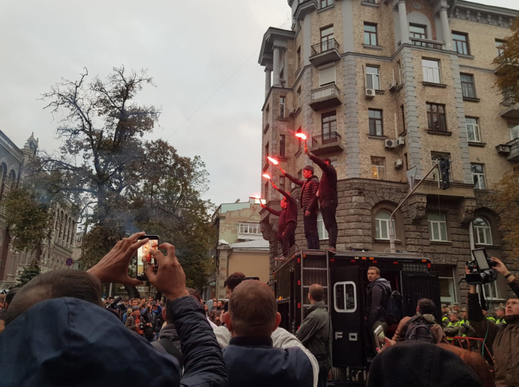На Банковій в Києві проходить акція протесту: фото, відео і деталі