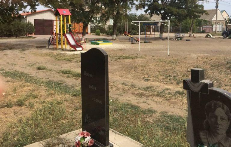 Привітали з Днем знань: з'явилися фото дитячого майданчика на кладовищі під Запоріжжям