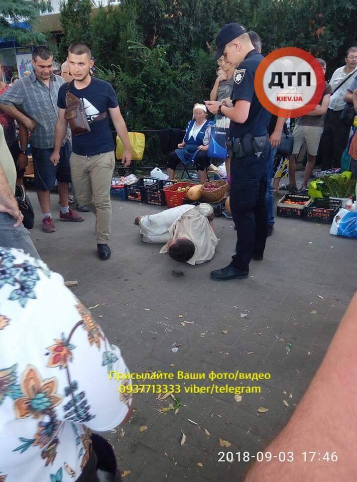 GTA в реальности: в Киеве мужчина на глазах у толпы бросился на девушку с ножом