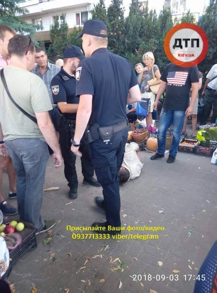GTA в реальности: в Киеве мужчина на глазах у толпы бросился на девушку с ножом