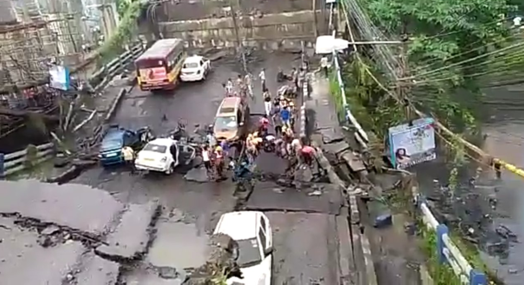 Много погибших и раненых: опубликованы фото и видео последствий обвала моста в Индии