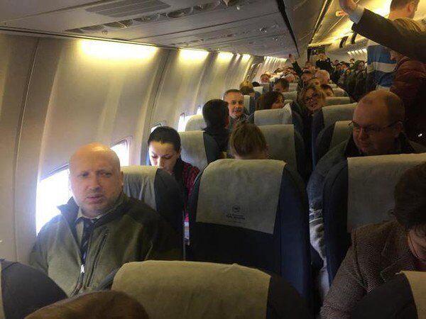 В фото с Порошенко в самолете заподозрили неладное