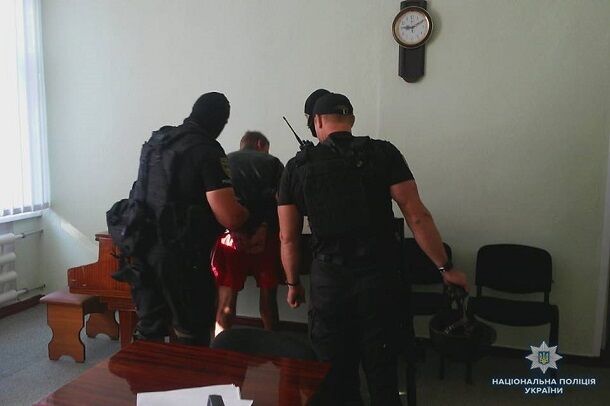 На Донбасі чоловік з ''бомбою в голові'' захопив школу: опубліковано фото