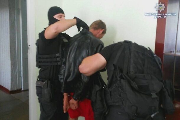 На Донбассе мужчина с ''бомбой в голове'' захватил школу: опубликованы фото