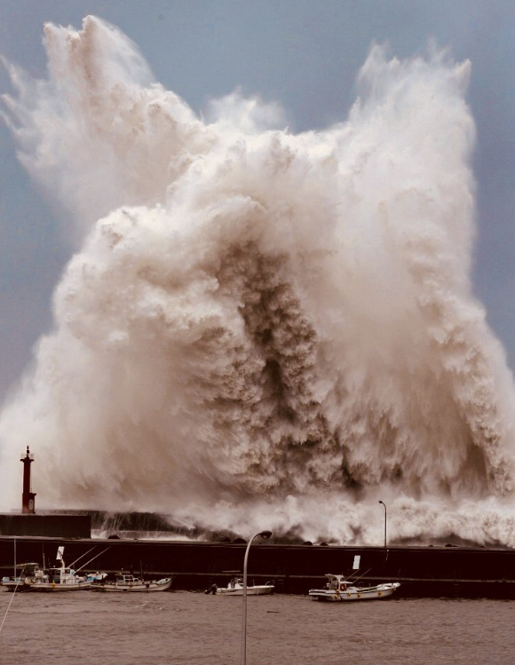 Японію накрив найсильніший за десятки років тайфун, є жертви: фото і відео