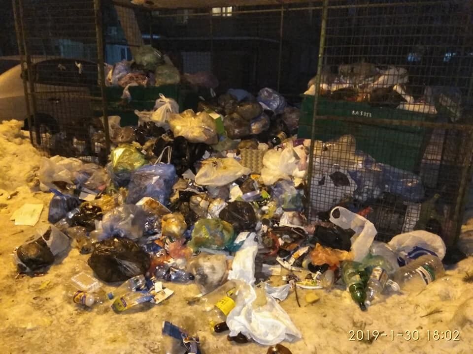 ''Вивези сам''. Окупований Донецьк потопає в смітті: фото