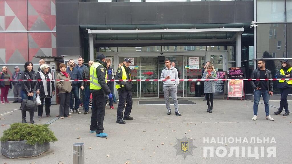 В Харькове возле супермаркета застрелили человека, а второго - ранили