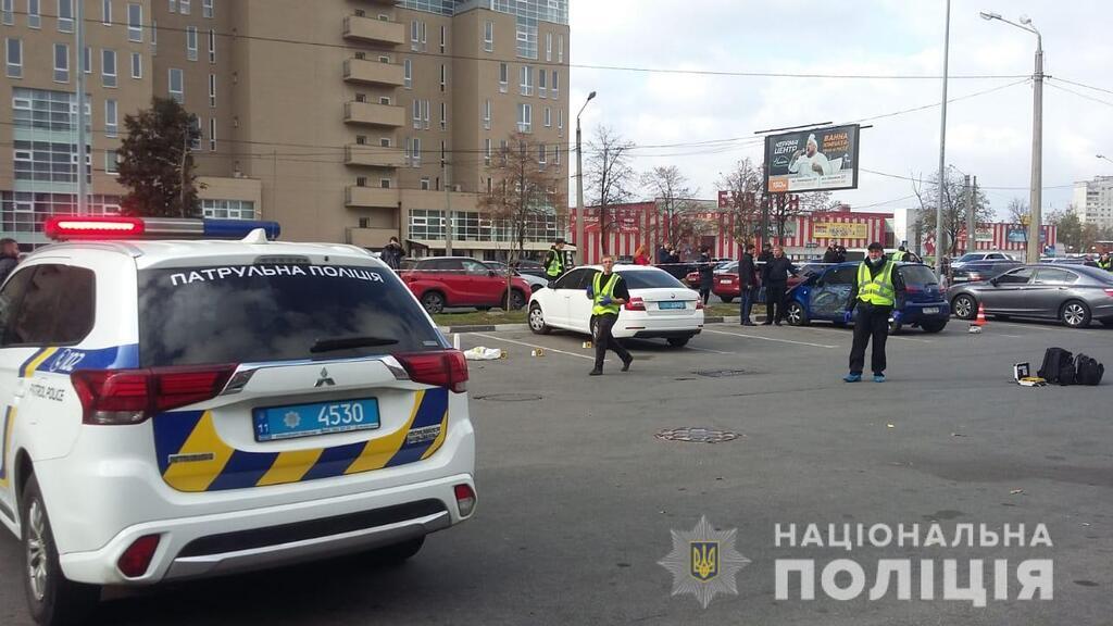 У Харкові біля супермаркету застрелили людину, а другу - поранили