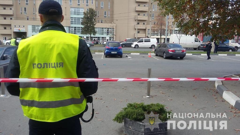 В Харькове возле супермаркета застрелили человека, а второго - ранили