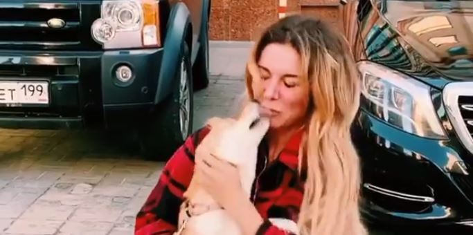 Анна Седокова показала фото и видео, как целуется с животным