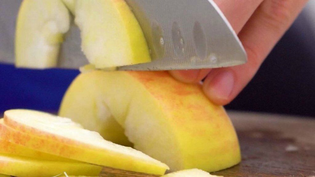 Приголомшлива Шарлотка з яблуками: простий рецепт з секретом