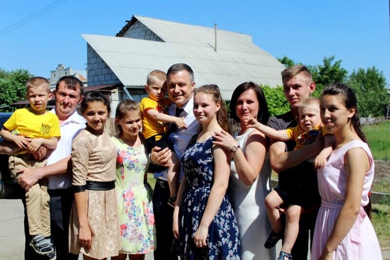 Як виглядає Микола Кулеба з дружиною і дітьми на фото