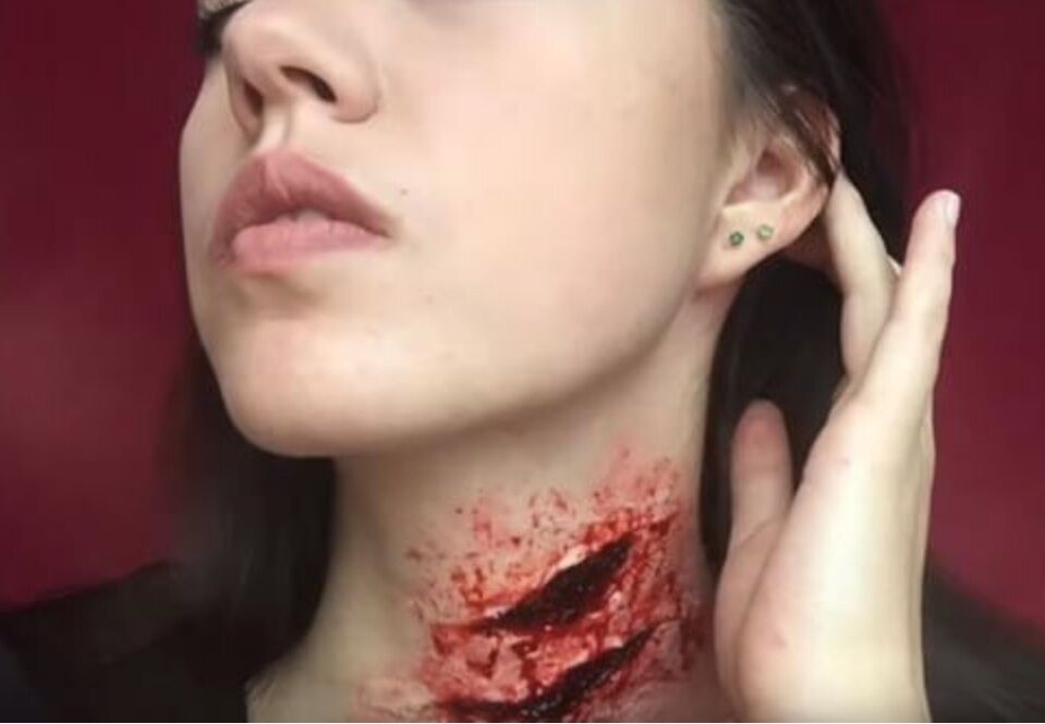 Дівчина завдала собі страшні рвані рани на шию і захопила мережу, відео