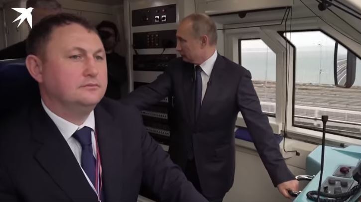 Путін ледве потрапляв склянкою в рот, так його хитало в поїзді на кримському мосту: відео