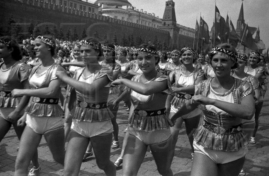 Фото голоногих женщин на Красной площади в 1930-40 годах СССР поразили сеть