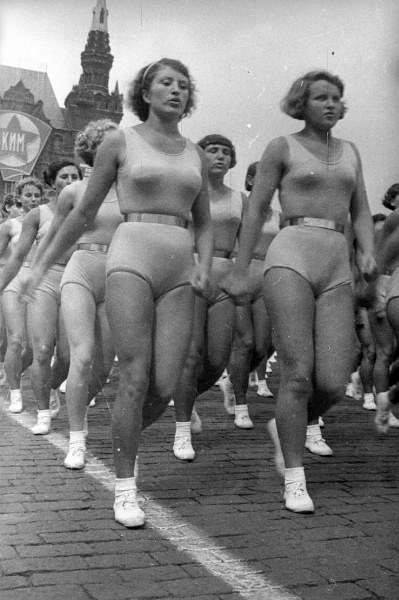 Фото голоногих женщин на Красной площади в 1930-40 годах СССР поразили сеть