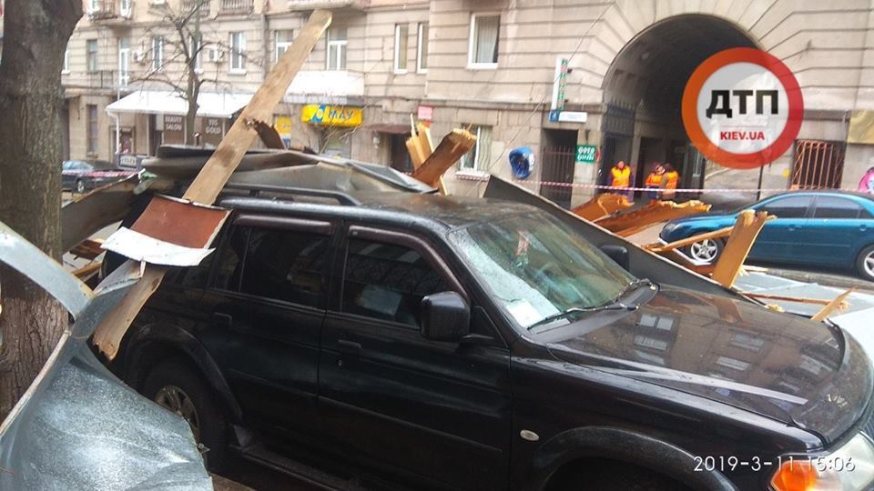 Що накоїв сильний вітер в Києві: фото