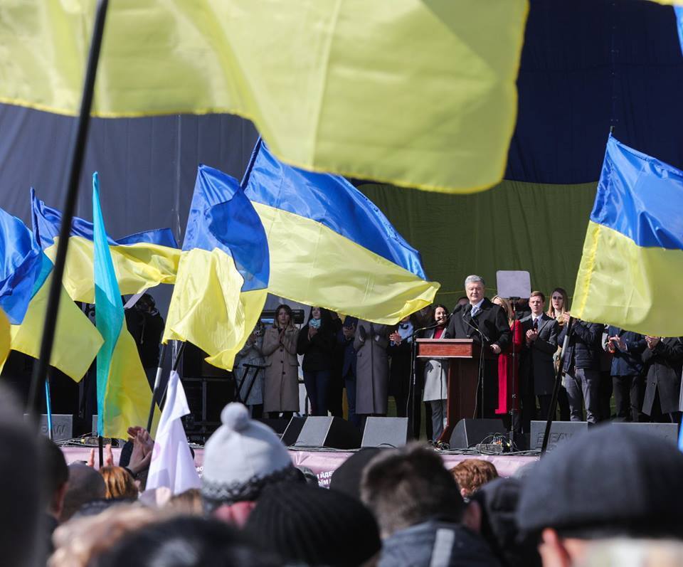 ''И где достоинство?'' Массовка Порошенко в Киеве взбесила украинцев