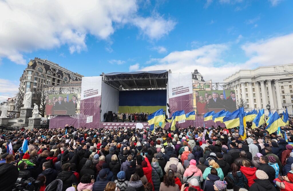 ''И где достоинство?'' Массовка Порошенко в Киеве взбесила украинцев