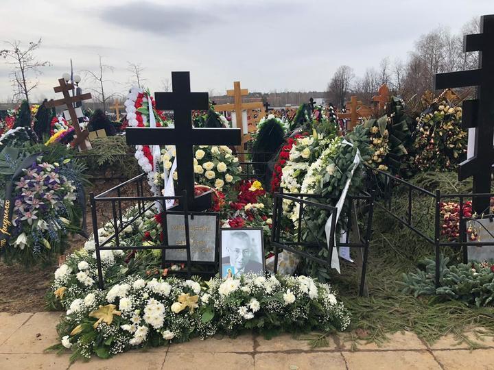 Похороны Началовой: рядом оказались свежие могилы двух знаменитостей, фото