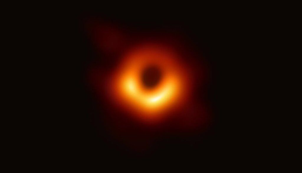 Чорна діра: перше історичне фото