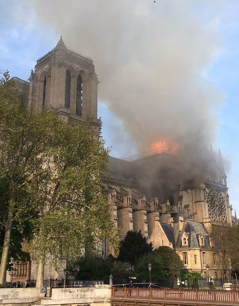 У Парижі через пожежу впав шпиль Нотр-Дама, з'явилося відео