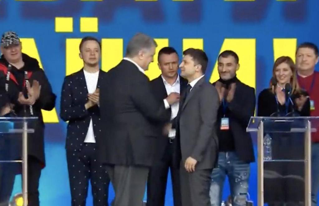 Пожал ли Зеленский руку Порошенко: появилось резонансное фото