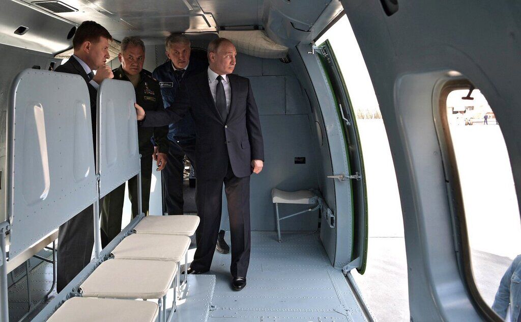 ''Підпори викрутило'': в мережі сміються над останнім фото ніг Путіна