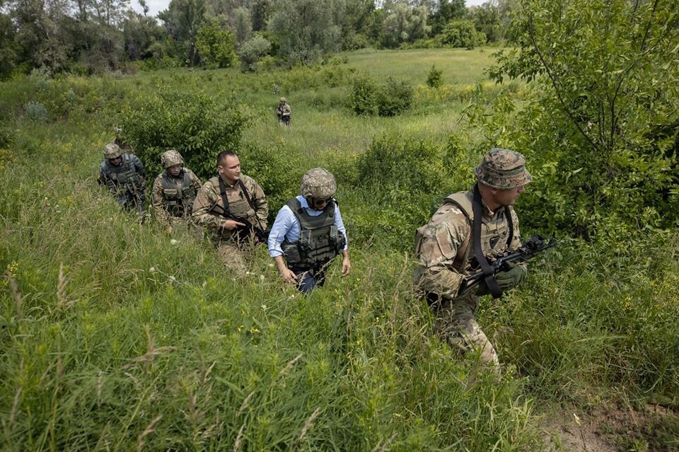 Зеленский на Донбассе и в военной форме взорвал сеть