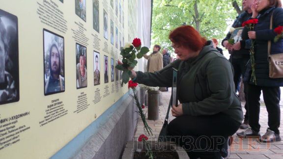 Плачучі жінки в День пам'яті і примирення в Києві зворушили мережу. Фото