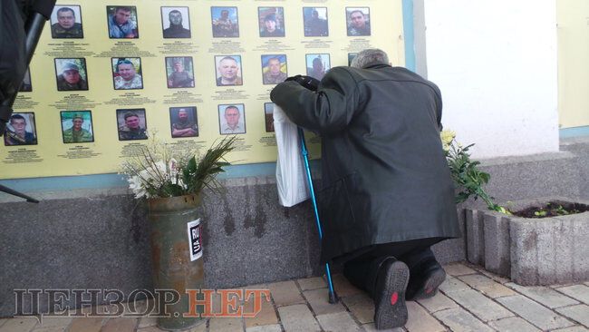Плачучі жінки в День пам'яті і примирення в Києві зворушили мережу. Фото