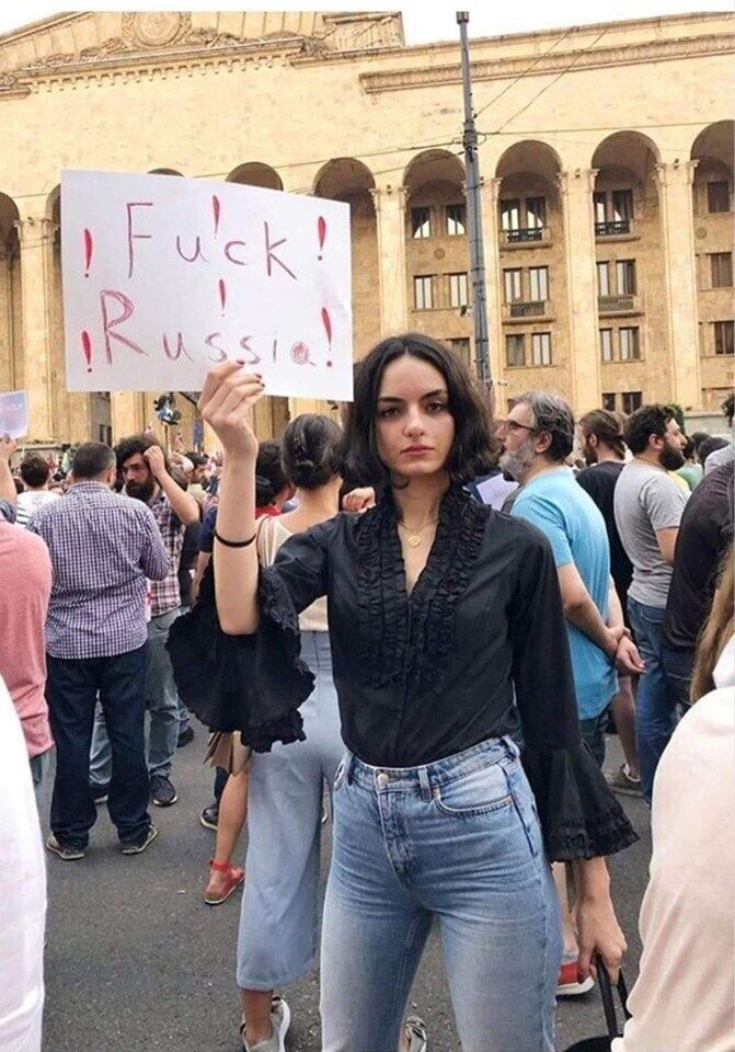 F@ck Russia! Мережа скипіла навколо дівчини з плакатом у Тбілісі, звернення грузина до росіян і Бабченка