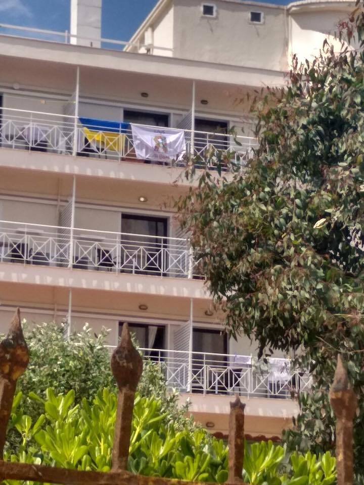 В скандале с украинскими детьми в Греции всплыл флаг ОУН-УПА