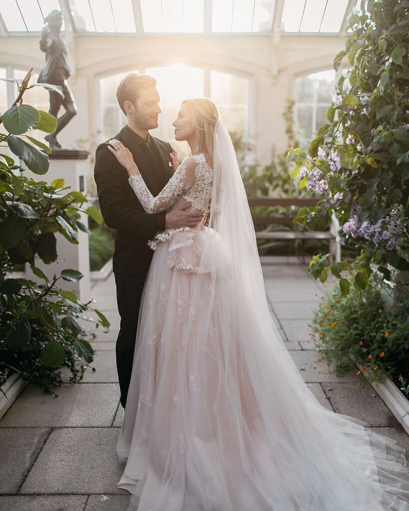 Кто такая Марция Бизоньин и какие фото со свадьбы с PewDiePie показала в Instagram
